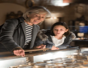 سيدة وفتاة صغيرة تنظران إلى مقتنيات المتحف