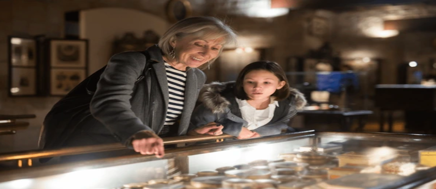 سيدة وفتاة صغيرة تنظران إلى مقتنيات المتحف