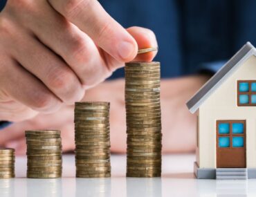 شخص يعد النقود