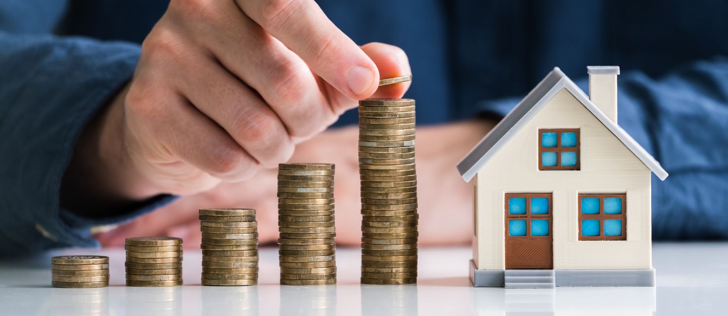 شخص يعد النقود