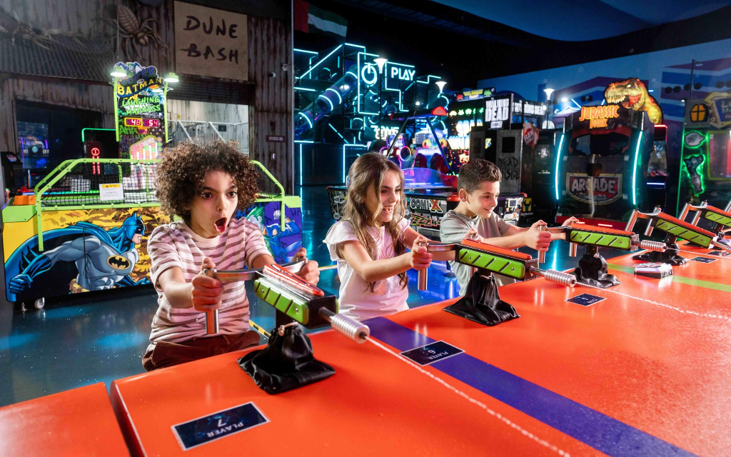 أطفال يلعبون في بلاي دي إكس بي