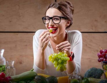 فتاة تأكل فواكهة