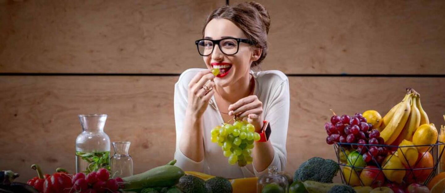 فتاة تأكل فواكهة