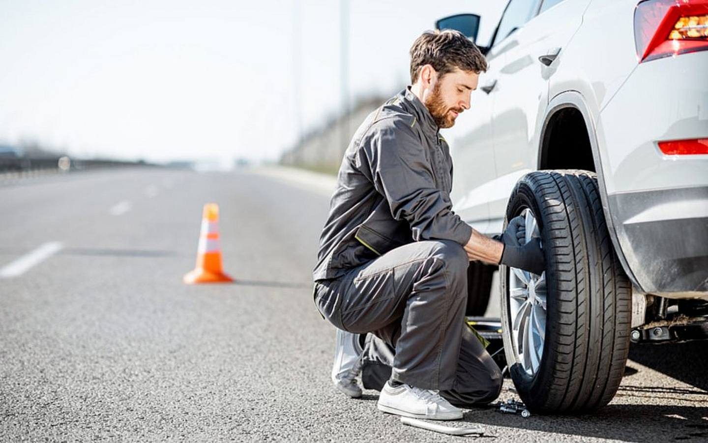 شركات تصليح إطارات السيارات على الطريق في الشارقة