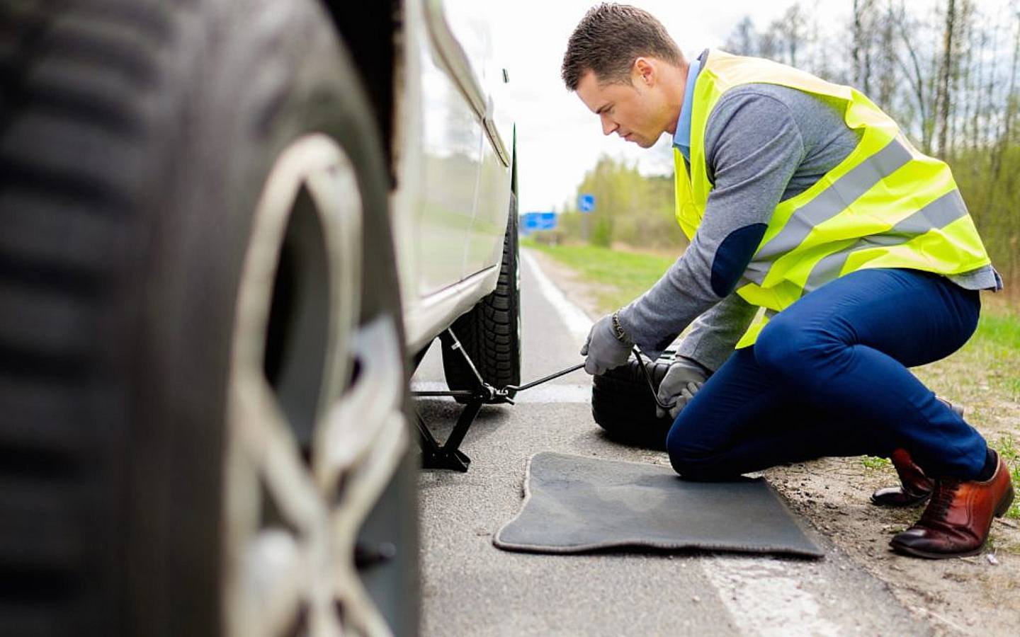 تبديل إطارات السيارات على الطريق في الشارقة