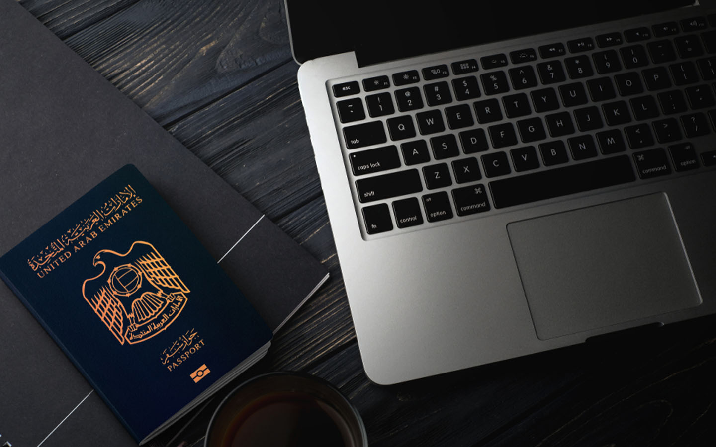 لاب توب وجواز سفر