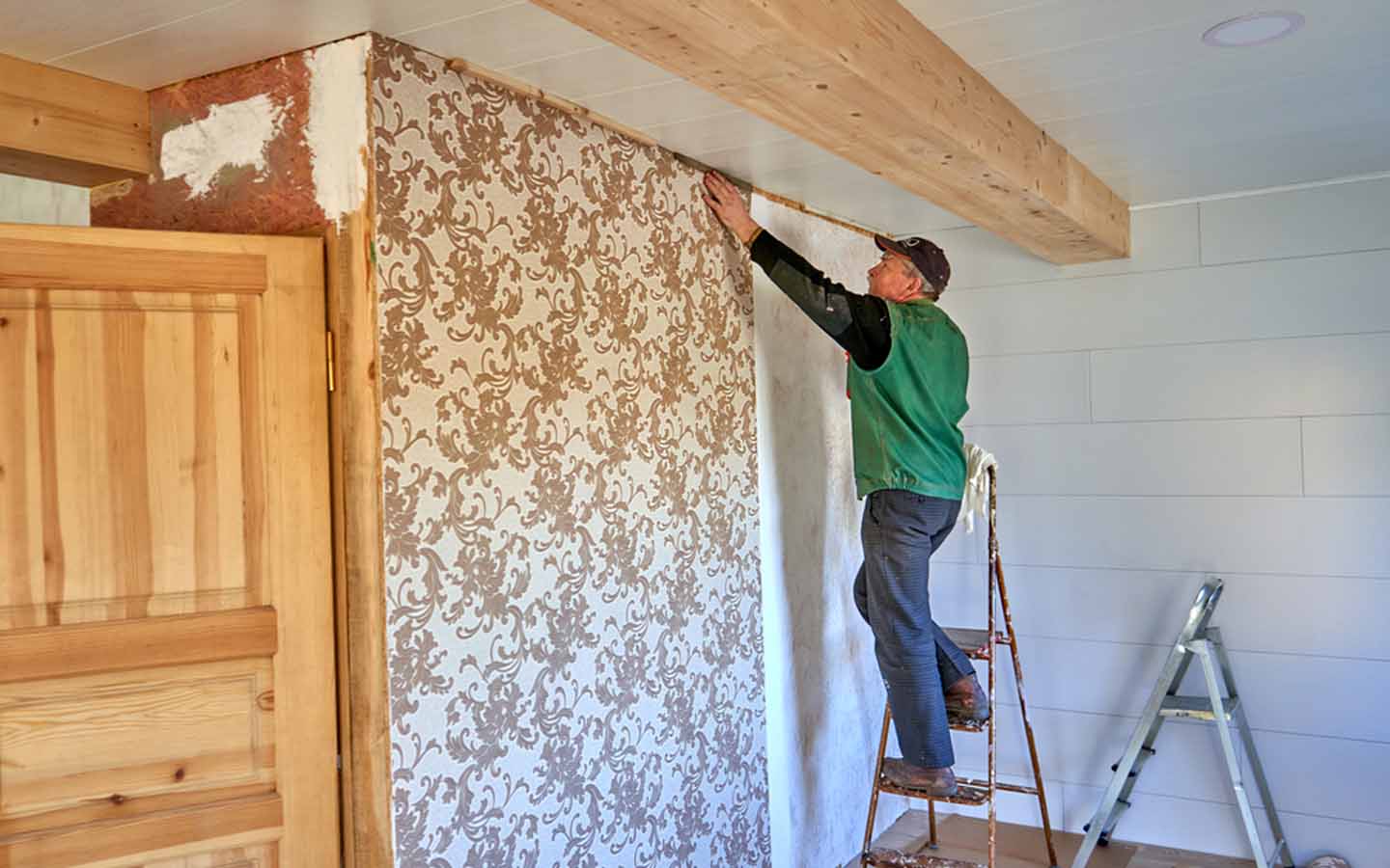 شخص يلصق ورق جدران