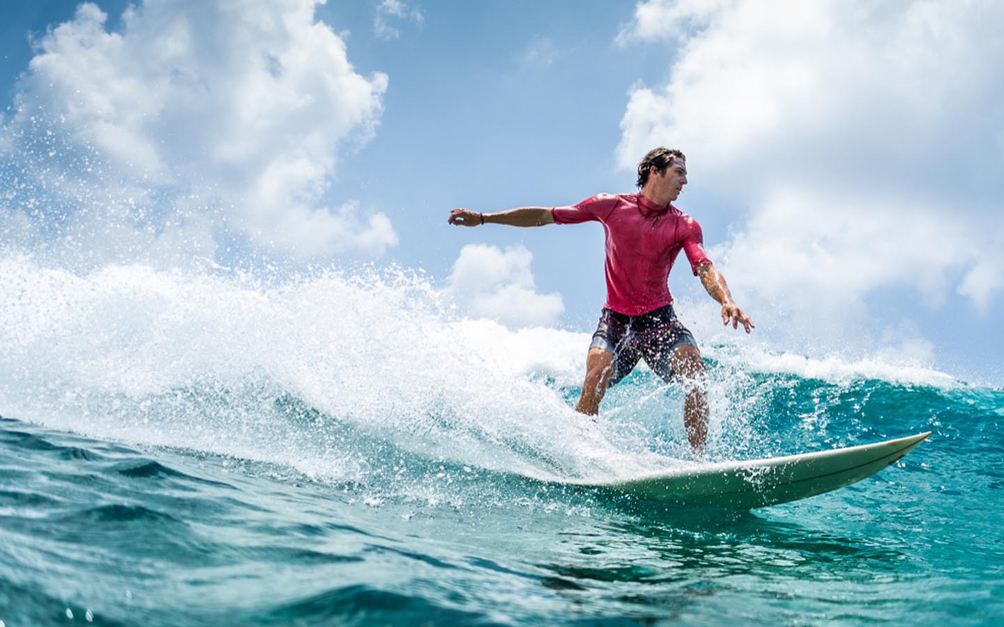 شخص يتزلج على مياه العاب مائية الفجيرة