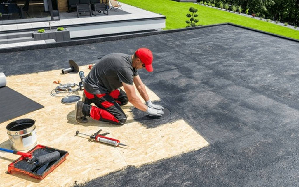 شخص يعزل سطح