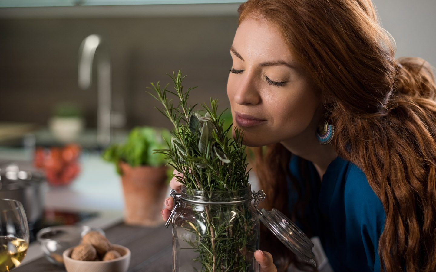 فتاة تشم أوراق النباتات