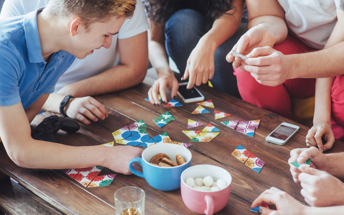 На что можно играть с друзьями. Веселые игры на улице. Люди играющие в настольные игры. Вечер настольных игр с детьми. Настольные игры с друзьями.