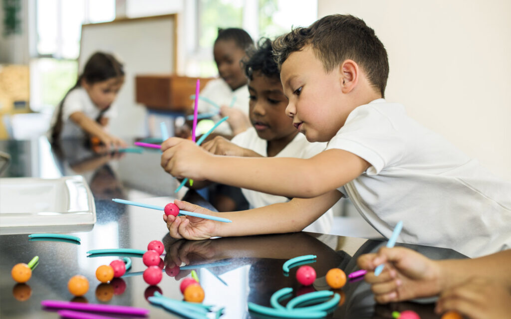 أطفال يلعبون