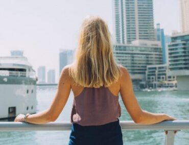 سيدة في دبي