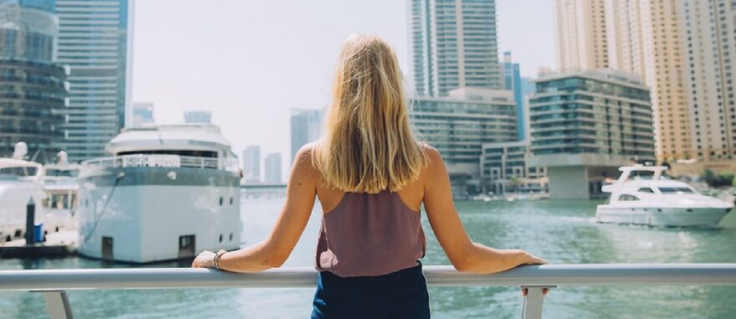 سيدة في دبي