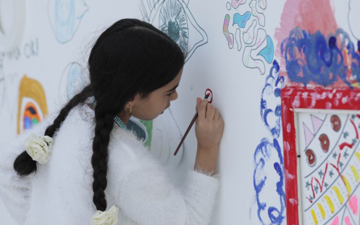طفلة ترسم