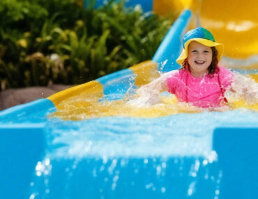 طفلة في حديقة مائية