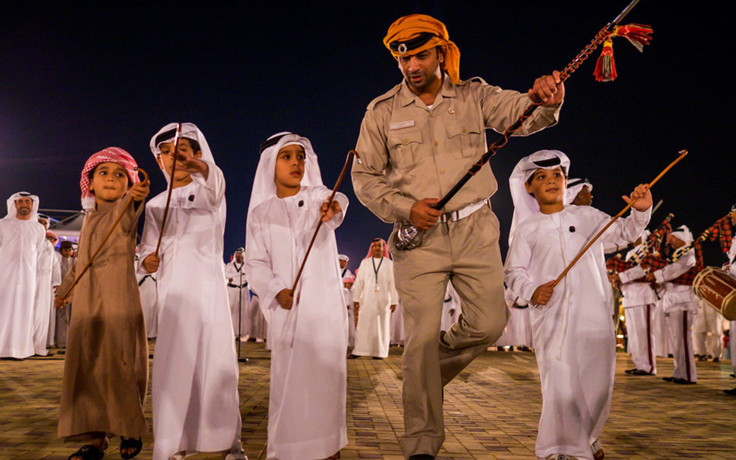 إماراتيون يرقصون