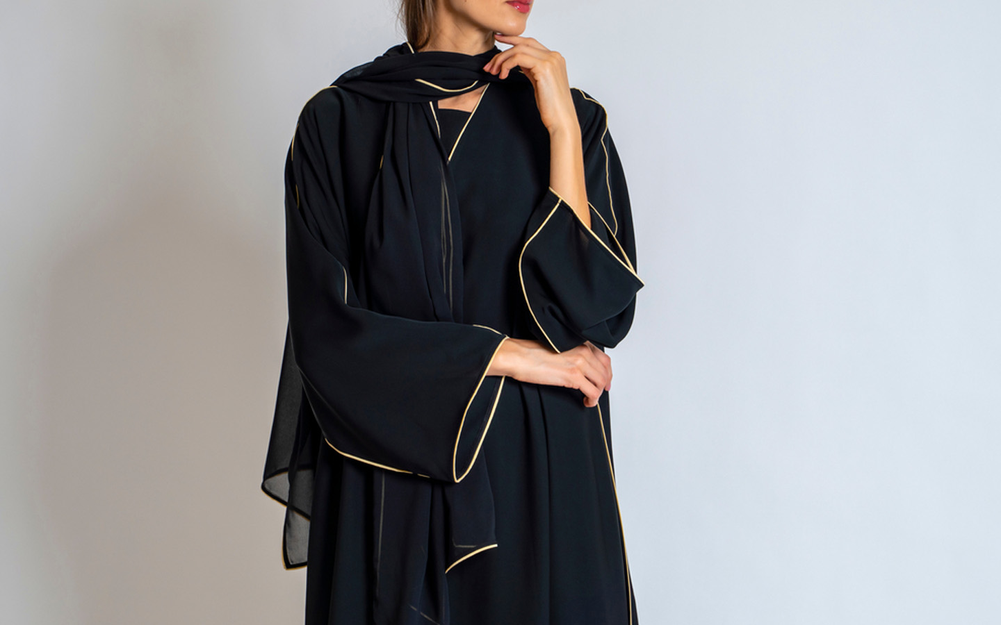 عباية بخطوط ذهبية 