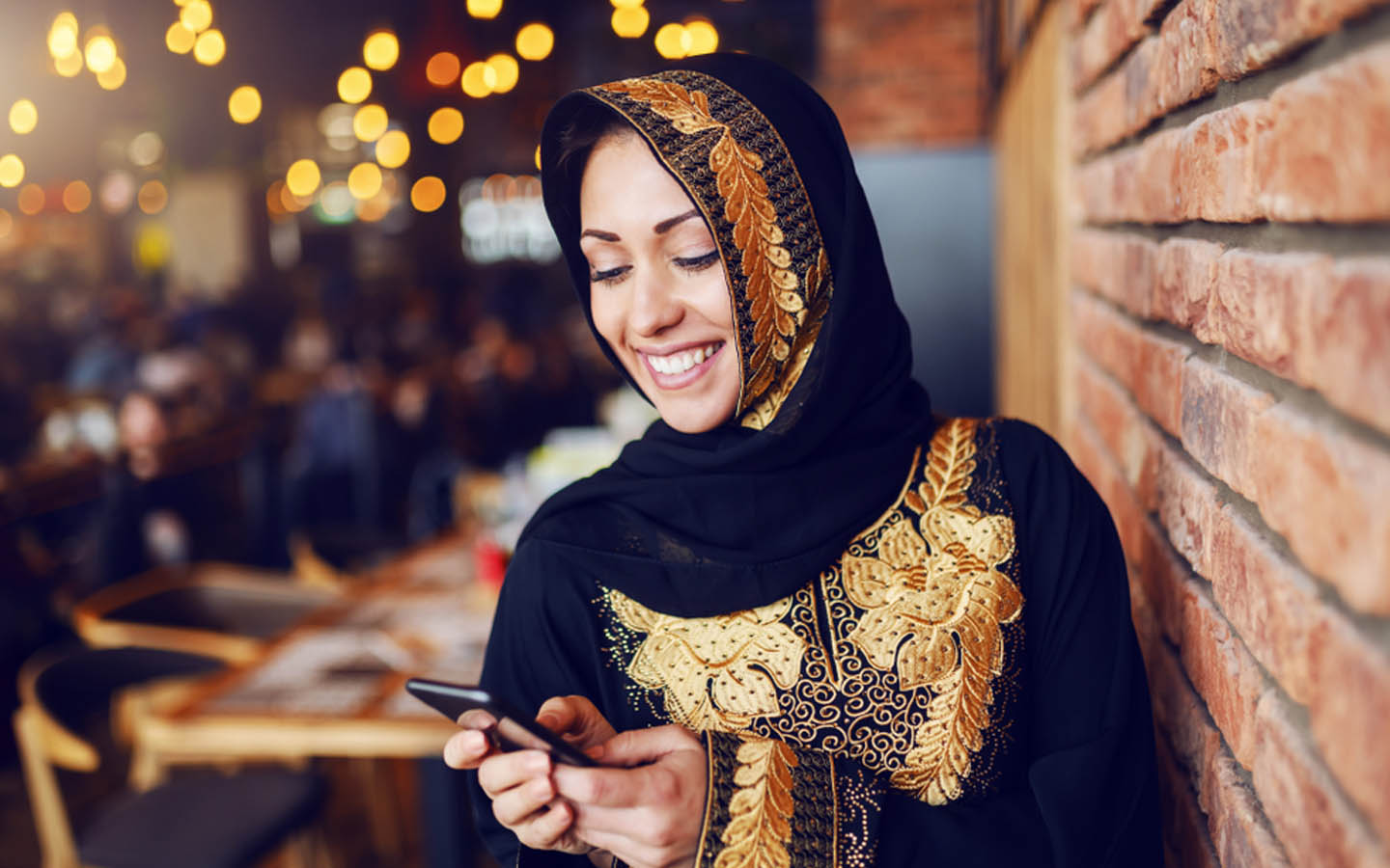 امرأة بعباية مطرزة