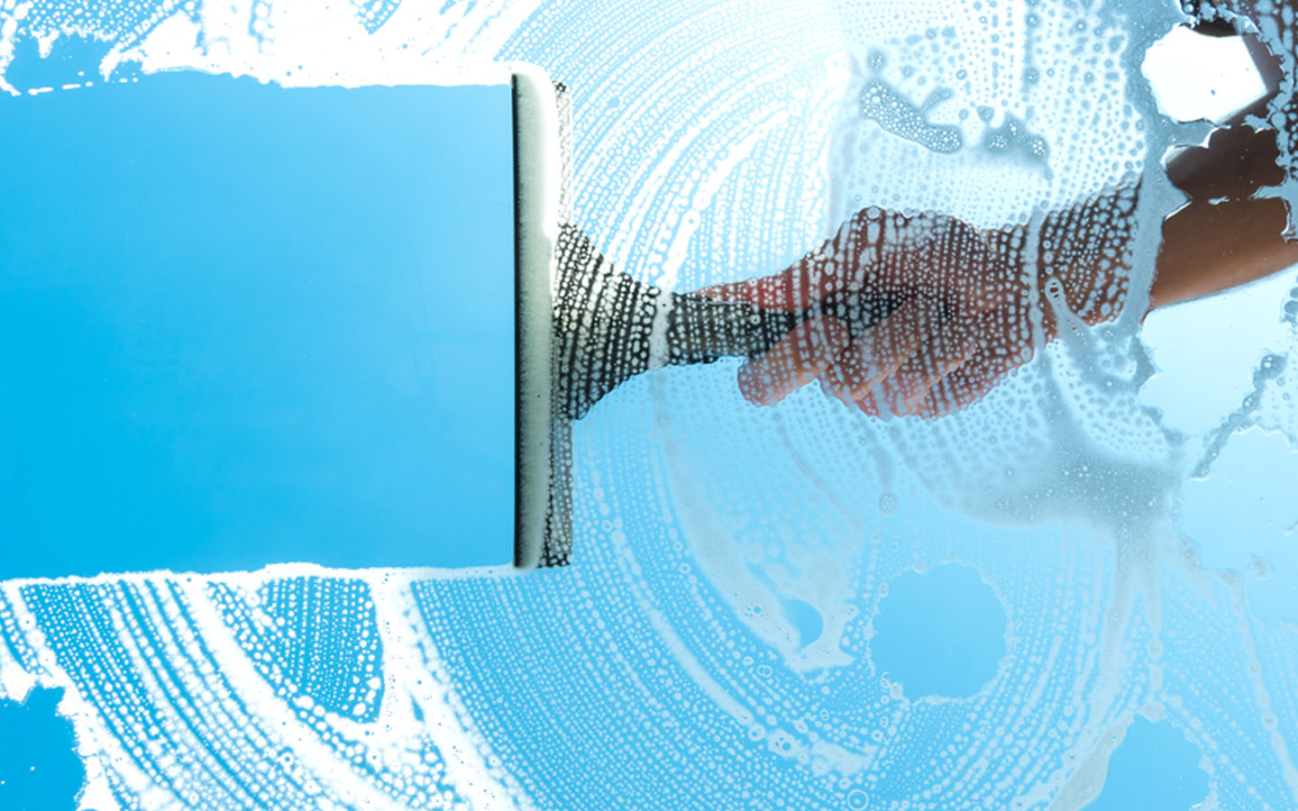 شخص يمسح الزجاج