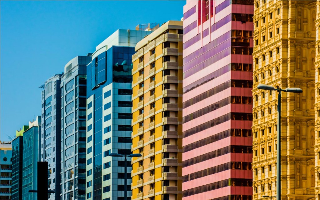 أبنية سكنية بألوان زاهية في أبوظبي