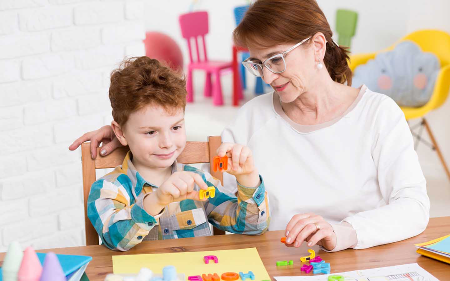 معلمة تلعب طفل توحد