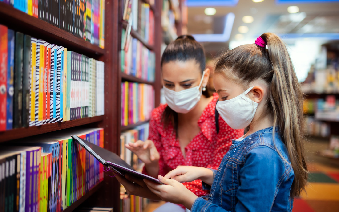 أم وابنتها في مكتبة 