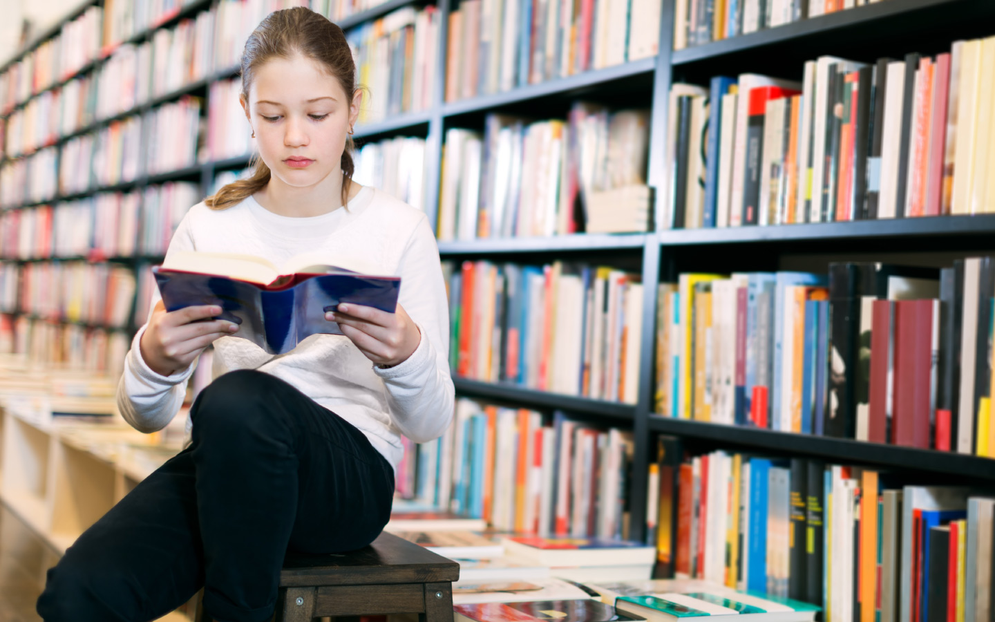 طفلة تقرأ