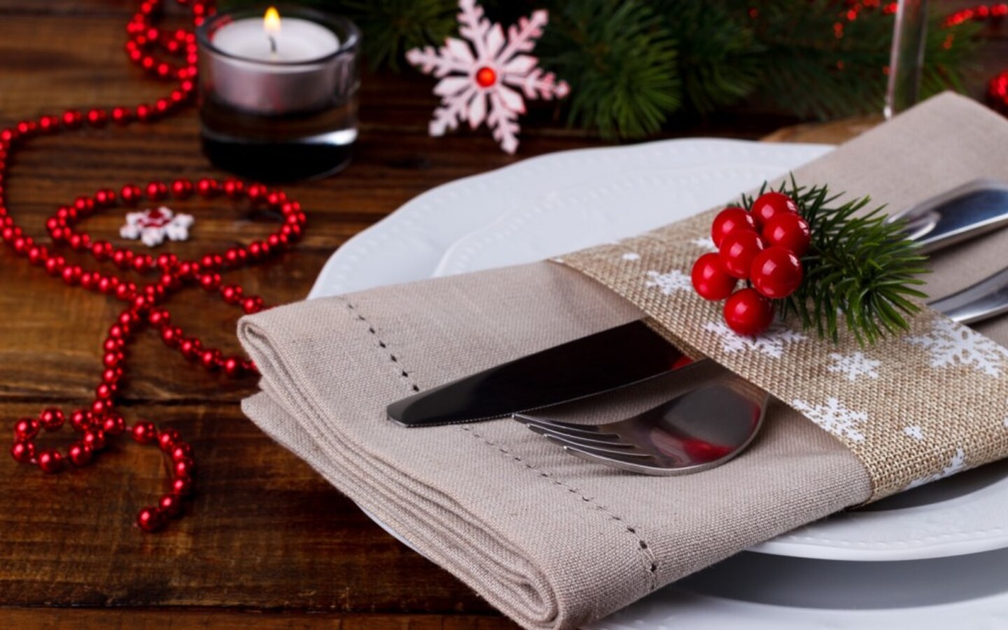 طبق مع زينة الكريسماس