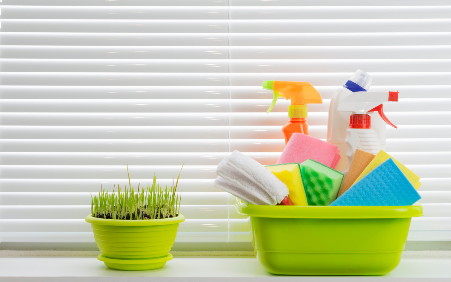 سلة تحتوي على ادوات تنظيف