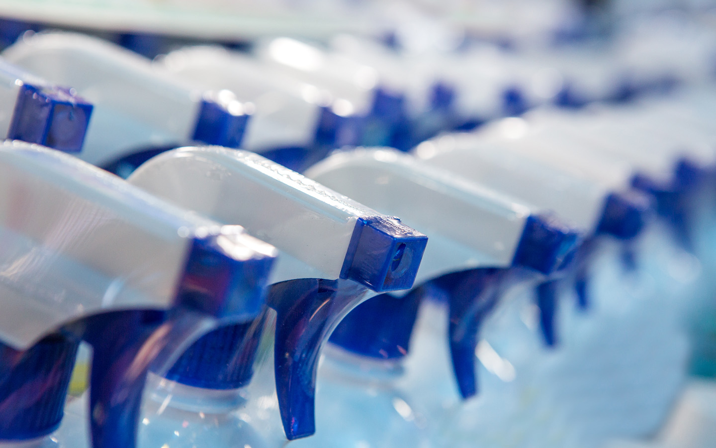 بخاخ تنظيف الزجاج