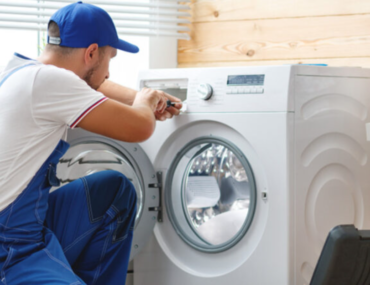 شخص يصلح غسالة