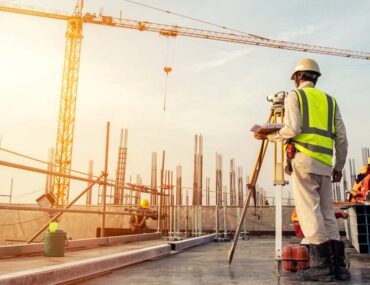 عمّال في موقع بناء