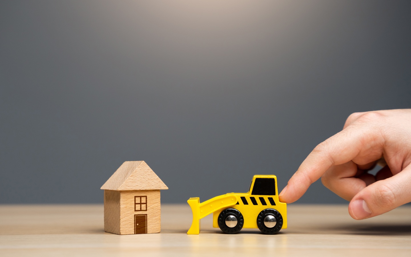 فصل خدمات الكهرباء والمياه قبل الهدم