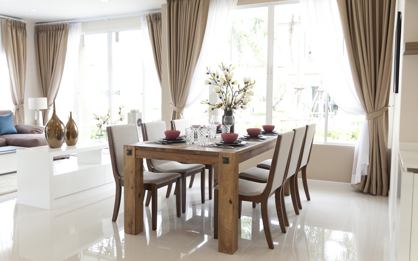 طاولة طعام من الخشب