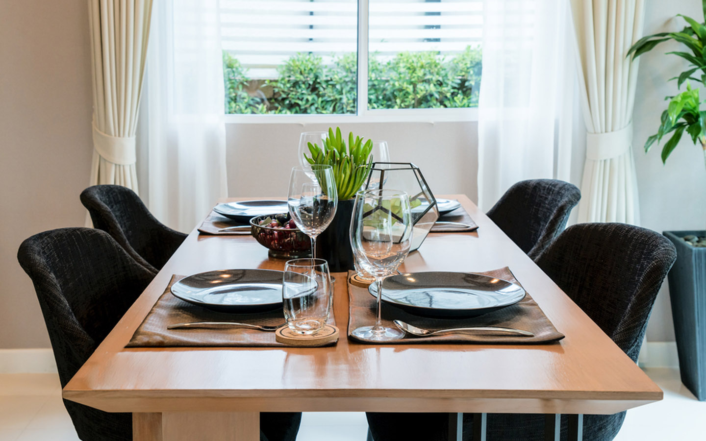 طاولة طعام لاربع اشخاص