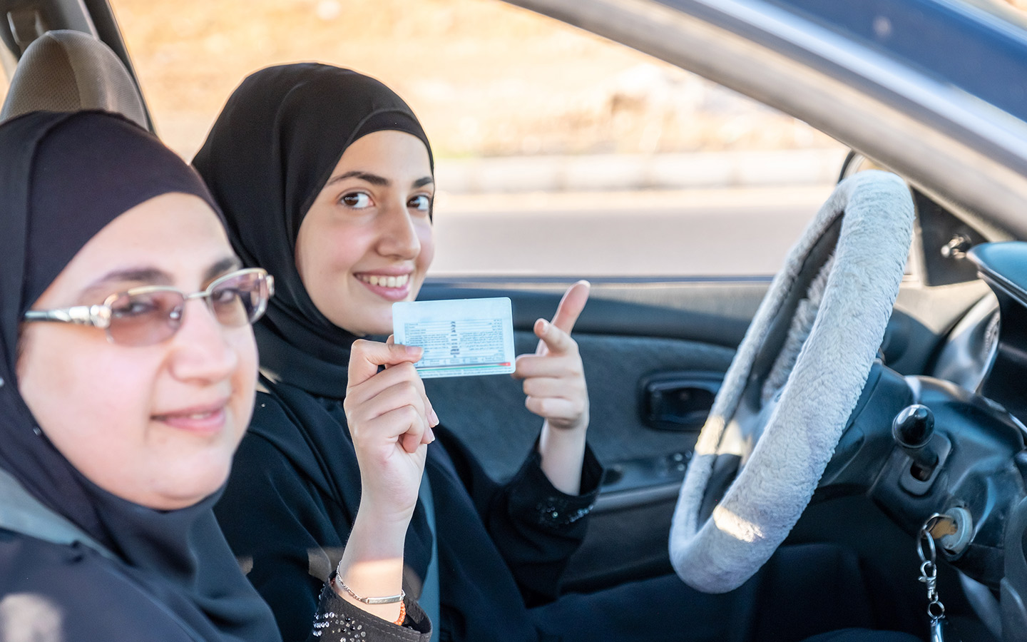 فتاة تحمل رخصة قيادة