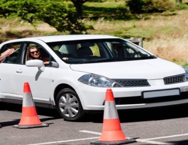 مدرب قيادة يقوم بتوجيه متدرب