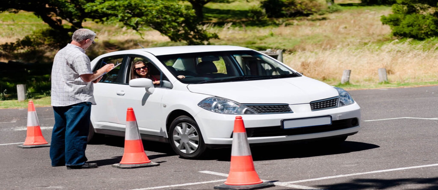 مدرب قيادة يقوم بتوجيه متدرب
