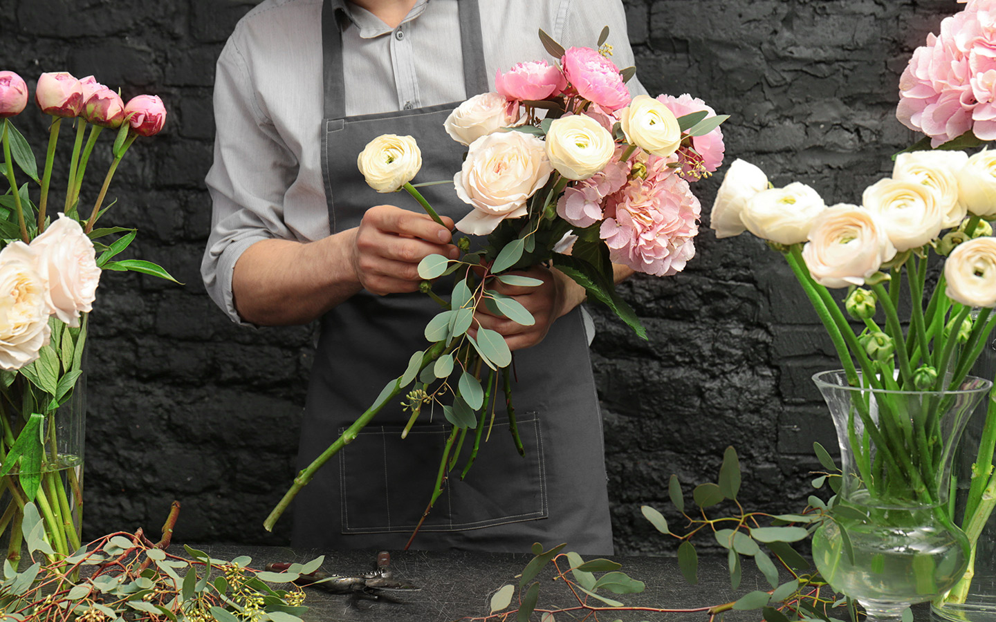 شخص يجهز باقة ورد