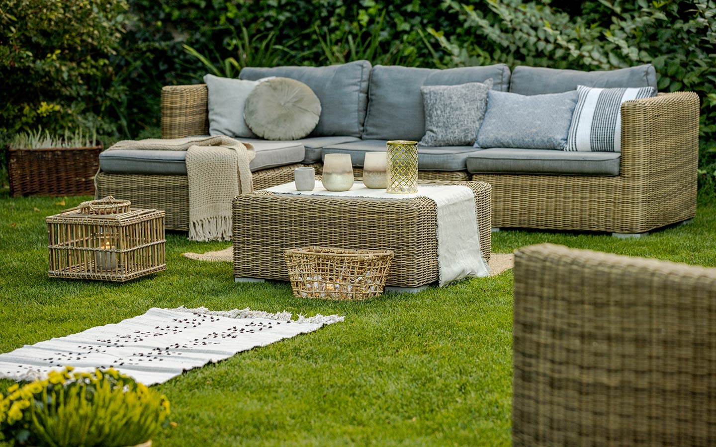 أثاث في الحديقة