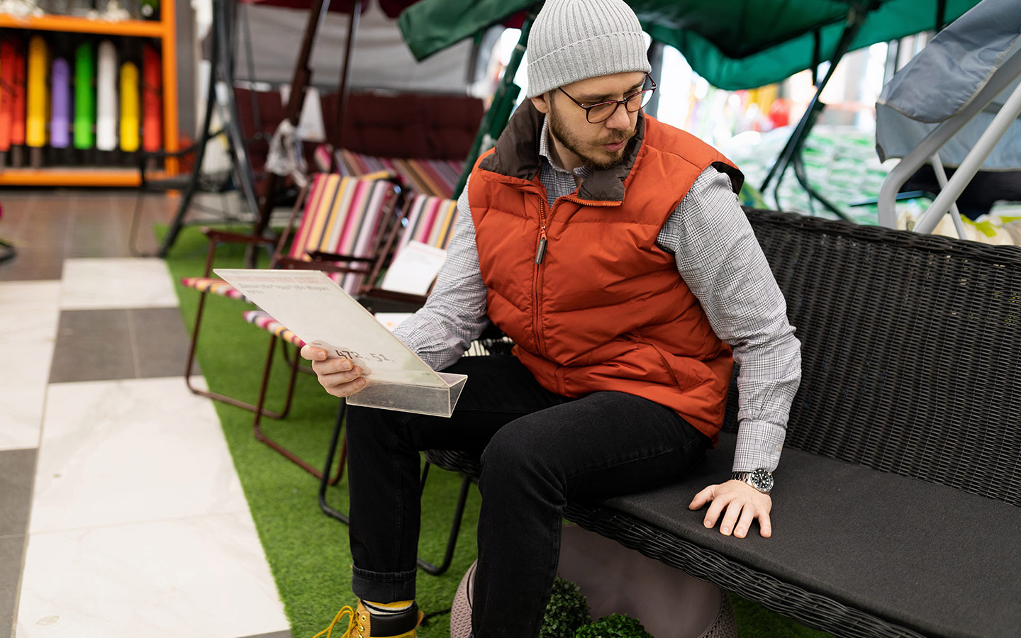 شخص يجلس على الكنب