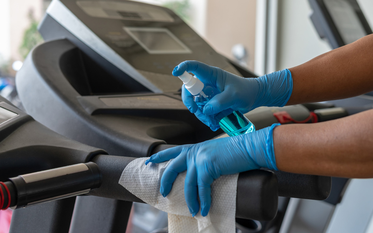 موظف ينظف الأجهزة الرياضية