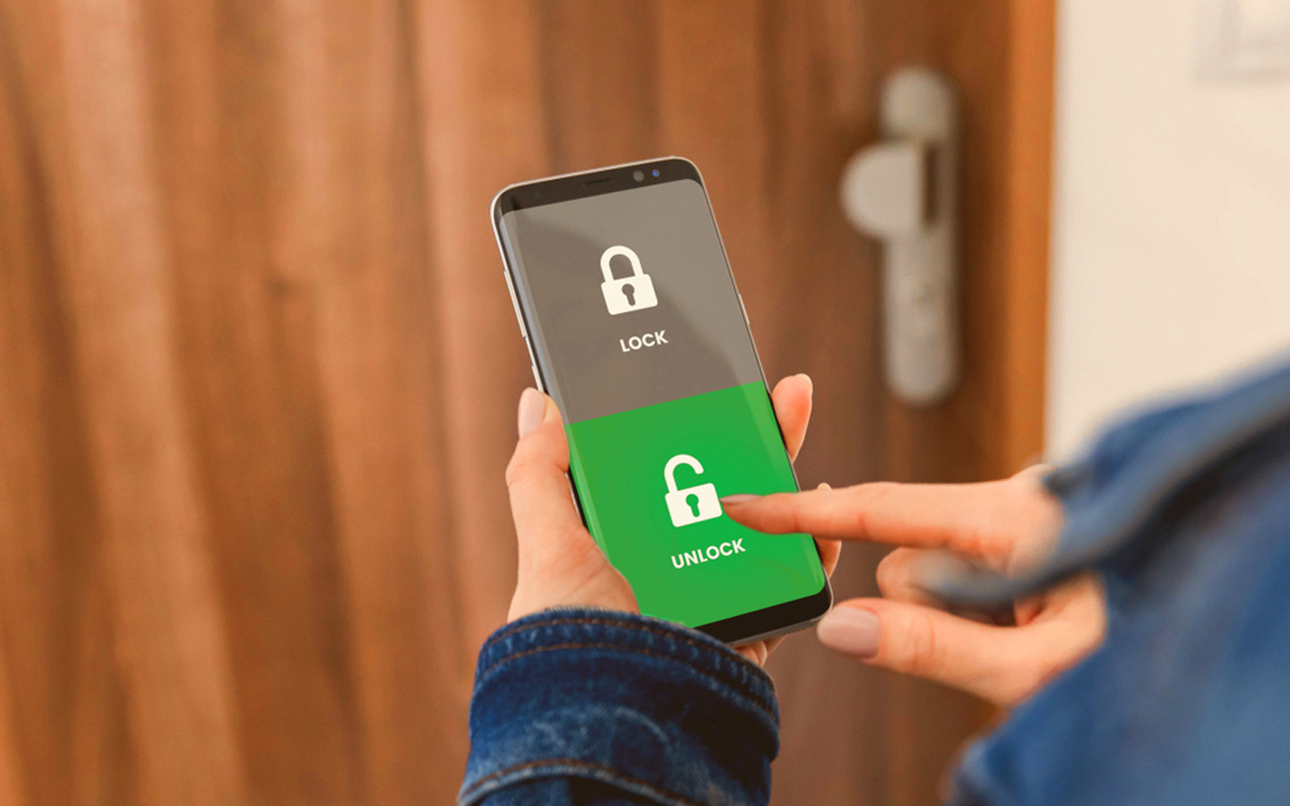 تطبيق أنواع أقفال الأبواب الذكية على الهاتف