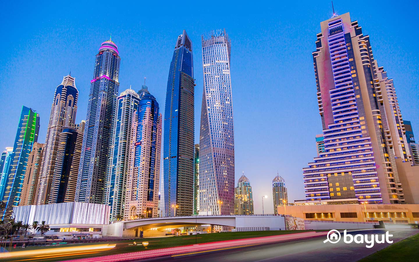 يضم مرسى دبي ممرات للمشاة بطول سبعة كيلومترات على طول الواجهة المائية