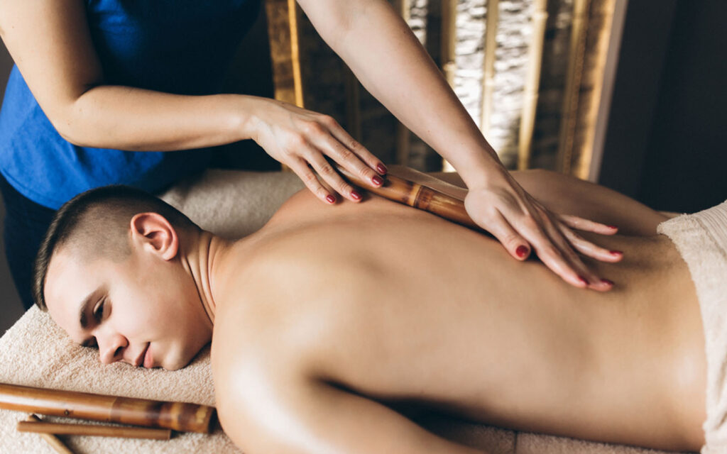 شخص يتلقى المساج