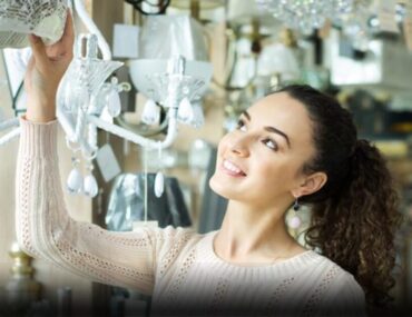 فتاة تنظر على الثريات