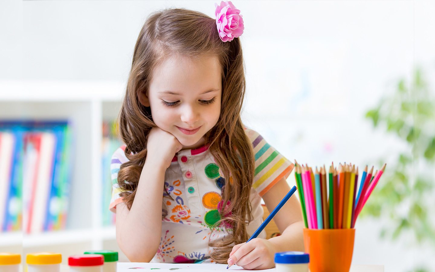 طفلة ترسم