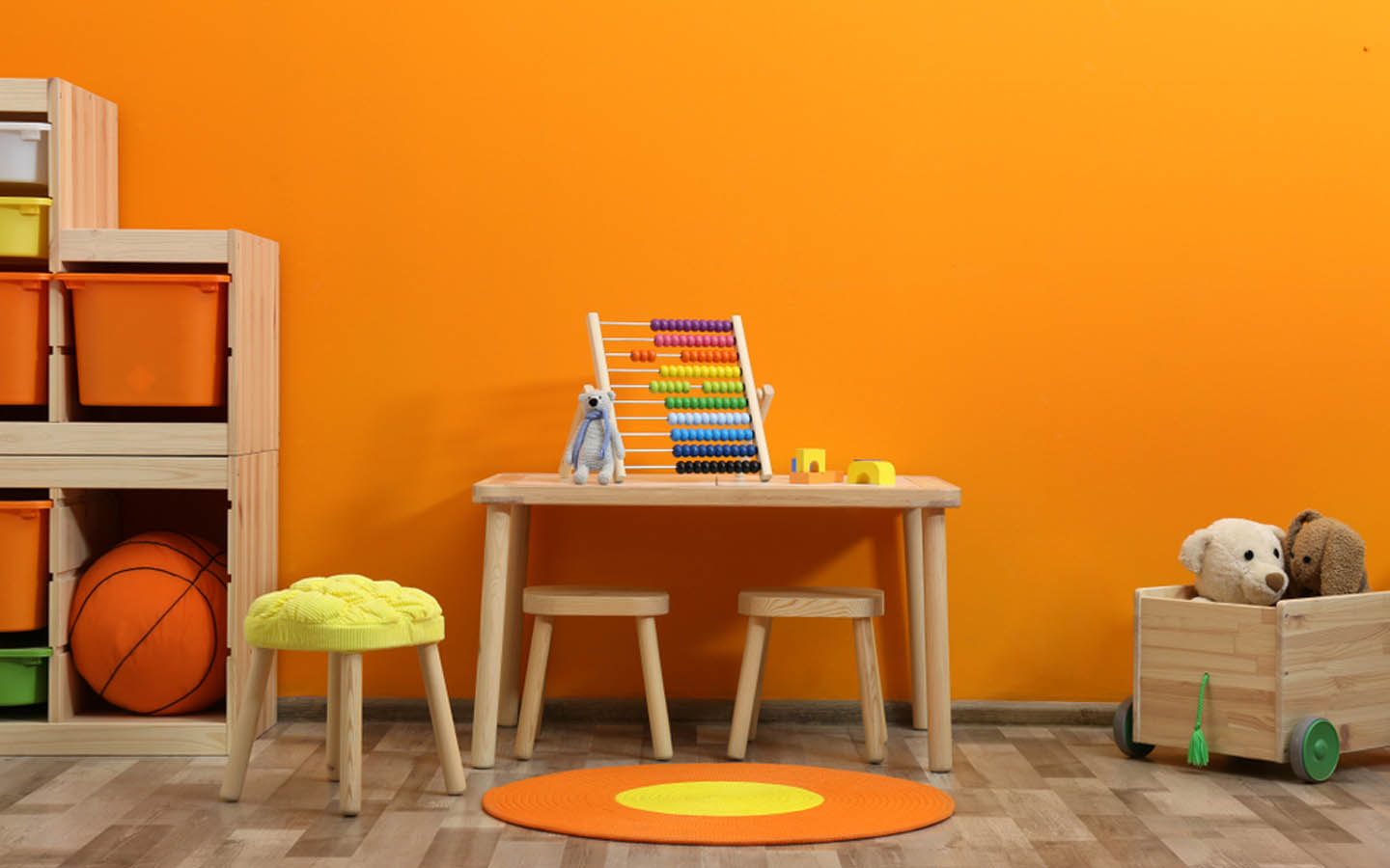 غرفة أطفال باللون البرتقالي