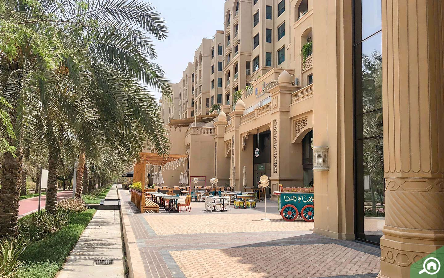 تضم جزيرة نخلة الجميرا مجموعة متنوعة من المطاعم والمقاهي